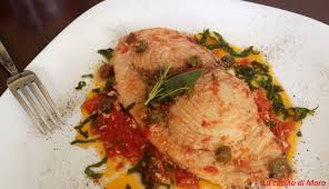 Il pesce spada con pomodorini e olive è un secondo piatto dal sapore tipicamente mediterraneo, un piatto molto semplice da preparare perfetto sia per il pranzo che per la cena. Trancio Di Pesce Spada Con Pomodori E Capperi La Cucina Di Mara