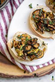 It depends on how exquisite the meal is for olive oil to cannola oil, or virgon olive oil seafood is best cooked at high temperatures so it's best to use oils that can take the heat. Fried Zucchini With Garlic And Vinegar