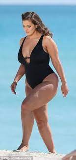 Ashley Graham Accentuates Hourglass Curves In Miami Swimsuit Shoot Ashley Graham Curves Brunette Models