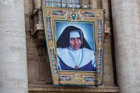 Ela compareceu à cerimônia de canonização no vaticano neste domingo, usando como pingente a santinha de irmã dulce que recebeu do religioso sua caridade era maternal, carinhosa, diz o texto, impresso no livreto da canonização. Ha Um Ano Santa Dulce Dos Pobres Foi Canonizada
