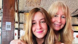 Son como dos gotas de agua: Conoce a Mari Agui, la mamá de Vale Saini