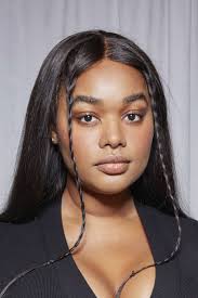 Tagli capelli lunghi con frangia e treccia per l'estate 2022