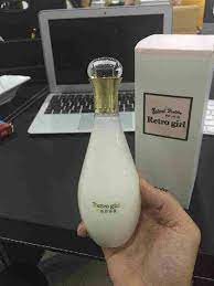 新品 复古女孩润肤香体乳 滋润型 容量 220ml 功效 轻柔乳状配方 容易被皮肤吸收 不油腻 不堵塞毛孔 帮助皮肤表层保护膜的形成 加强肌肤自我保护功能 舒缓肌肤干燥 紧绷 保持肌肤水娜柔滑 使用方法 沐浴后 干燥时 涂抹润肤香体乳按摩打圈至吸收即可