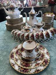 Royal Albert Old Country Roses 12 Place Setting 68 Pcs Etsy Country Roses Tea Set Display Tea Cups Vintage