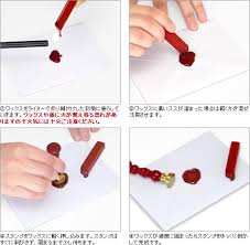 封筒や包み紙を使用した時の印鑑代わりとして昔から海外で使われていたシーリングワックスですが 現在ではメッセージカードやプレゼント の飾りとして人気が高いです このシーリングワックスは別の物でも代用できるんです しかも100均アイテムで出来上がってしまうん