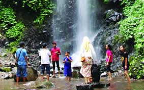 Air terjun madakaripura adalah air terjun tertinggi di jawa bahkan tertinggi nomer dua di indonesia. Segarnya Sensasi Air Pegunungan Dlundung Trawas