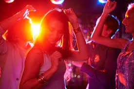 Du arbeitest in der stunde fleißig und bekommst eine fünf. Wie Lange Durfen 16 Jahrige In Die Disco Wenn Jugendliche Das Erste Mal Feiern Gehen