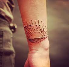 Dogan Gunes Dovmesi Bilek Rising Sun Tattoo On Wrist Rising Sun Tattoos Sun Tattoo Tattoos