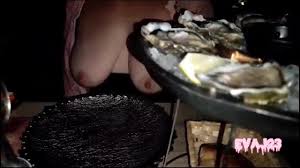 Moglie amatoriale mostra le tette al ristorante e si fa scopare sul  terrazzo - DIALOGHI ITA