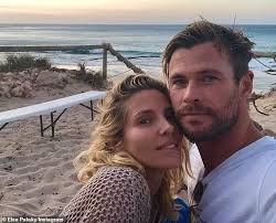 Chris hemsworth neben seiner frau elsa pataky, die er im jahr 2010 heiratete. Chris Hemsworth Verrat Frau Elsa Unabsichtlich Auf Halde 15 Boxen Von Wc Papier Aktuelle Boulevard Nachrichten Und Fotogalerien Zu Stars Sternchen