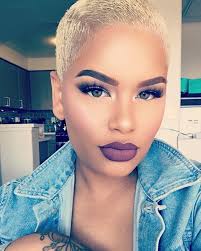 Coupe ultra, courtes femme, courte cheveux, cheveux gris, coupes cheveux, coupe garçonne, coupe pixie, coupe cheveux, coupes courtes. Coupe Courte Femme Afro Afrodelicious Salon Nappy