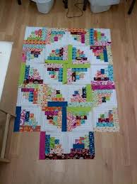 Personalize this quilt with your own color scheme. 40 Curved Log Cabin Ideas Log Cabin Log Cabin Quilts Log Cabin Quilt
