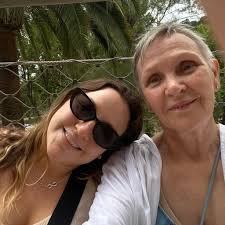 Introduction and photo sharing in a community group