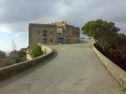 Die aussicht von da oben ist gigantisch und neben der klosteranlage gibt es noch ein paar andere sachen auf dem puig de sant salvador, wie der berg heißt, zu entdecken. San Salvador Mallorca Per Fahrrad