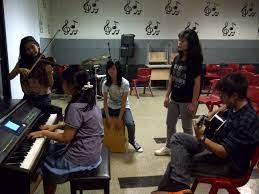 Menentukan alat musik yang digunakan untuk mengiringi musikalisasi puisi. Musikalisasi Puisi Itu Apa Arnellis