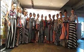 Ketika comeback dengan konsep retro atau gaya busana masa lalu pun mereka mampu tampil menawan. Koleksi Busana Bernuansa Retro Pop Art Dari Hengki Kawilarang Halaman All Tribunnews Com Mobile