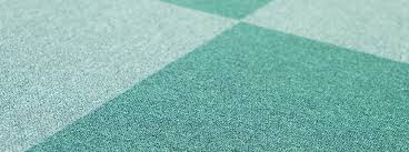 Das lose verlegen empfiehlt sich für räume bis 25 quadratmeter oder dann, wenn mieter den teppich beim umzug mitnehmen möchten. Teppichfliesen Verlegen Wie Mache Ich Es Richtig Herold At