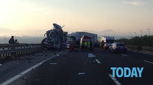 Dopo lo schianto, uno dei tir ha preso. Incidente Sull A1 A Guidonia Tir Travolge Carro Attrezzi Due Morti