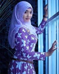 Tak berbeda jauh dengan mila, ada satu lagi traveler cantik yang membuat para pengikutnya terpesona akan keindahan alam indonesia. Pin Auf Hijab Indo