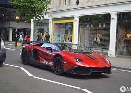 صور لمبرجيني افنتادور رودستر نسخة الـ50 عام تسير في لندن sports car table plans car