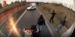 Foggia, assalto a portavalori in autostrada. Rapina Al Portavalori A Bollate 7 Arrestati In Puglia Il Video Dell Assalto