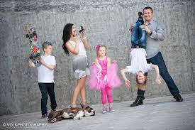 We love the idea to put a basket of apples on the table if you're taking. Funny Family Photography Fun Photoshoot Family Photo Ideas Pink Tutu Awesome Dog Boxer Playing Dead Fun Photoshoot Photoshoot Funny Family Photos