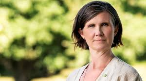 Märta stenevi har valts till nytt språkrör och gratuleras med blommor av per bolund under miljöpartiets extrakongress.foto:jessica gow/tt. Mp Kongress Gick Emot Valberedningen Stenevi Ny Partisekreterare Altinget Allt Om Politik Altinget Se