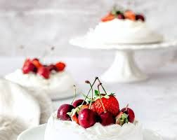 Mini Pavlovas Aux Fruits Rouges Recette Legere Et Rapide Recette Ganache Pavlova Recette De Ganache