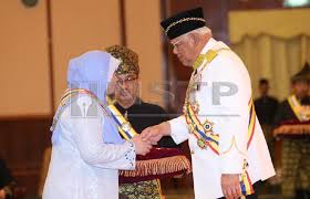 Lebih seribu anggota tentera di kem terendak, melaka mengambil kesempatan berbuka puasa bersama yang dipertua negeri, tun dr mohd khalil yaakob serta ketua. Hello Datuk Seri Five Cabinet Ministers Conferred Melaka Honours