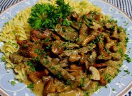 Rindergeschnetzeltes Mit Pfifferlingen Von Gabriela05 Chefkoch Rezept Rindergeschnetzeltes Geschnetzeltes Rindergeschnetzeltes Rezept