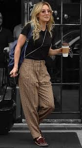 Kaley Cuoco In New York City New York On Monday 12 08 19 Veronicatasmania Kaley Cuoco Style Street Style Comfy Jeans Outfit