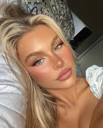 Ella Pollard's Instagram, Twitter & Facebook