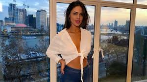 In 2012, she took on a starring telenovela role on amores verdaderos. Pictures Of Eiza Gonzalez S Abs That Are Just Insane Mamaslatinas Com