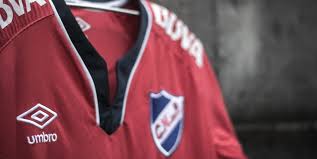 La camiseta de la selección uruguaya se caracteriza por tener los colores representativos de su bandera nacional como es el. Nacional De Uruguay Presento Su Camiseta Alternativa Para El 2019 Marketing Registrado La Comunidad Del Marketing Deportivo