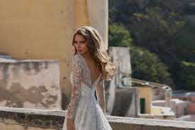 In un periodo di incertezza e malinconia, perché non tornare a parlare di novità e a sognare la magia dell'abito bianco? Collezioni Abiti Da Sposa 2021 Del Negozio Boutique Velo