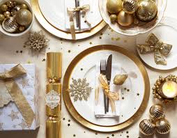 Decoratiunile pentru masa festiva de craciun joaca si ele un rol foarte important. Aranjament Masa In Auriu Si Alb