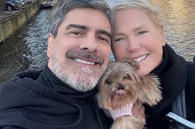 Xuxa completa 63 anos e ganha declaração de amor de Junno: "Felina"