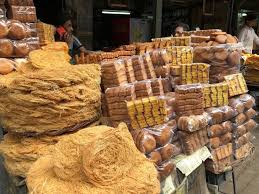 照片右方是rusk 左方是feni food yams bread