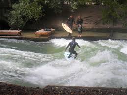 Bild Eisbach Surfer Zu Wellenreiten Englischer Garten Munchen In Munchen