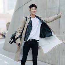 Kamu hanya perlu menyiapkan wax dan catok rambut untuk. 15 Inspirasi Gaya Fashion Pria Korea Untuk Sehari Hari Mas Kulin Com