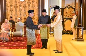 Ahli parlimen muar, syed saddiq syed abdul rahman mengetuai kumpulan pertama tujuh menteri yang baru dilantik pada majlis angkat sumpah jawatan kabinet kerajaan pakatan harapan di istana negara, pagi isnin. Perdana Menteri Baru Muhyiddin Yassin Angkat Sumpah Beritabenar