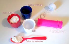 Il vous faut aussi deux cordelettes et deux baguettes l'outil servira a faire les bulles. Ma Recette Du Liquide A Bulles De Savon Diy Untibebe Family Blog Famille Voyages Mode Enfant Lifestyle