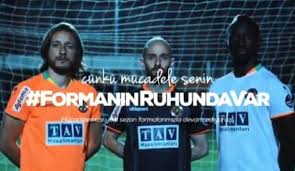 Süper ligde 201920 sezonunun flaş takımlarından olan alanyaspor, yeni sezon formalarını tanıttı. Alanyaspor Un Forma Tanitiminda Sural Detayi