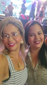 Eu e minha irmã caçula curtindo um.pouco das festividades juninas! Festa é  sempre bom e nos traz muita alegria, e tudo fica ainda melhor quando  compartilhamos com as pessoas que amamos!