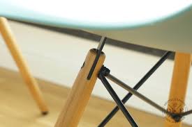 Dieser stuhl aus dem jahr 1950, entworfen vom ehepaar charles und ray eames. Vitra Eames Chair Dsw Replika Das Sind Die Unterschiede Zum Original Digital Experts