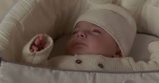 Vous allez pouvoir suivre le quotidien de plusieurs familles et habitants de cette ville, où se mêlent des histoires d'amour et d'amitié mais aussi des mensonges, des. Demain Nous Appartient Un Bebe Arrive A Sete Les Theories Des Internautes Sur Ses Parents Purebreak