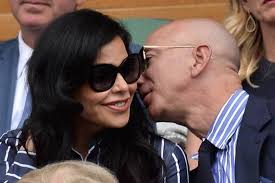 Jeff bezos wurde am 12. Turtelauftritt Jeff Bezos Zeigt Sich Mit Neuer Freundin In Wimbledon