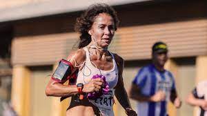 We will provide you tips and tricks on how to do so, to ensure that you have the smoothest workout experience possible. How To Carry Your Phone When You Run