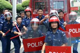 Perkhemahan kor kadet polis peringkat daerah jasin hari pertama 2019. Datei Remaja Kadet Polis Ini Menggayakan Peralatan Fru Jpg Wikipedia