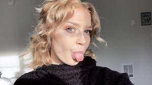 Curly Blonde Hair Green Eyes Make Up Always Wearing Black Blonde Hair Green Eyes Blonde Curly Hair Green Hair